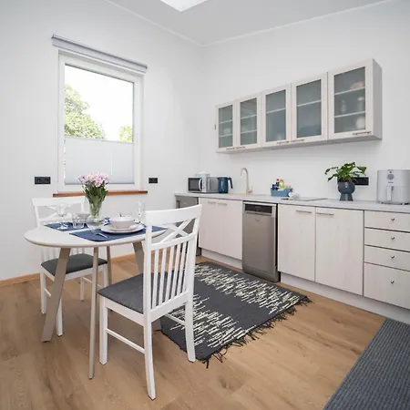 With Free Parking And Private Entrance Apartment