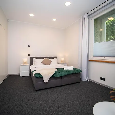 Apartment With Free Parking And Private Entrance *