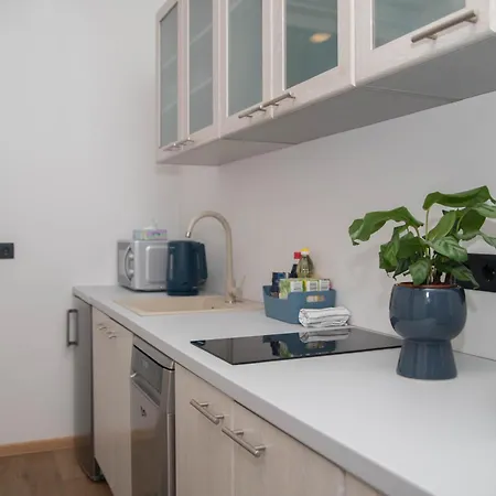 Apartment With Free Parking And Private Entrance *